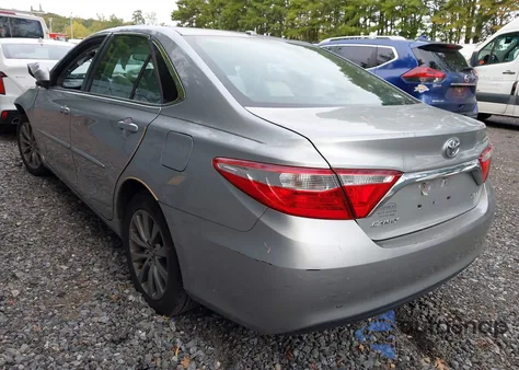 2015 Toyota Camry Xle z USA, uszkodzony, nr VIN 4T1BF1FK1FU936793